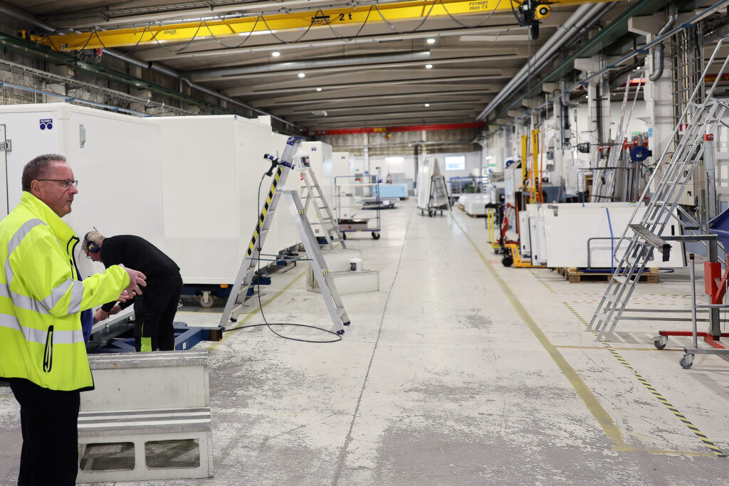 Autokaross produktions lokaler med skåps byggnationer i långa rader.