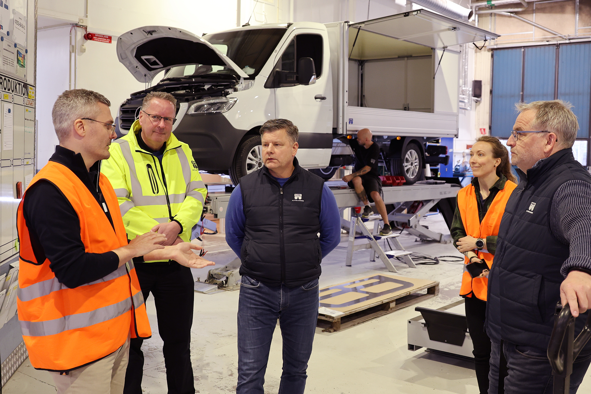Alf Pettersson ABs Mattias och Clara i samspråk med Tor, Per och Mats på Autokaross.
